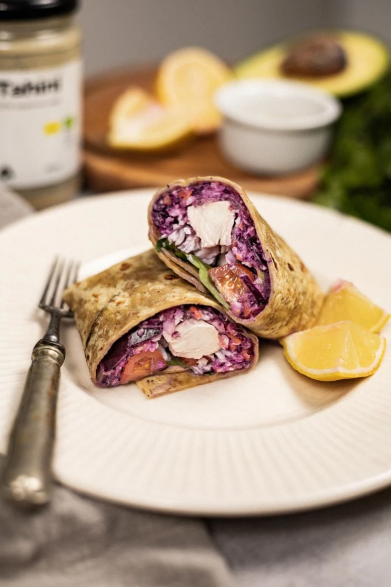 Zdravá tortilla s kuřecím masem, červenou kapustou a citronem.