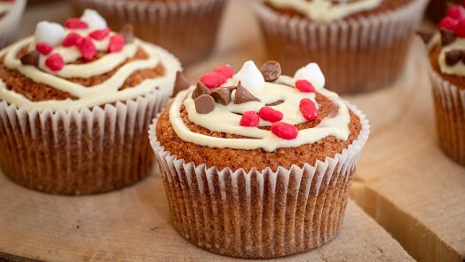 Domácí muffiny z mrkve s bílým krémem.