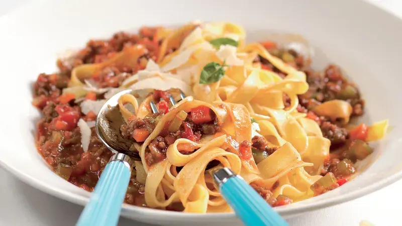 Pasta s boloňskou omáčkou v bílé misce.