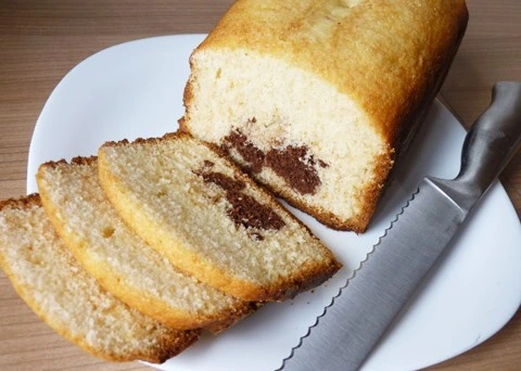 Náplňová bábovka s čokoládovou náplní na bílém talíři.