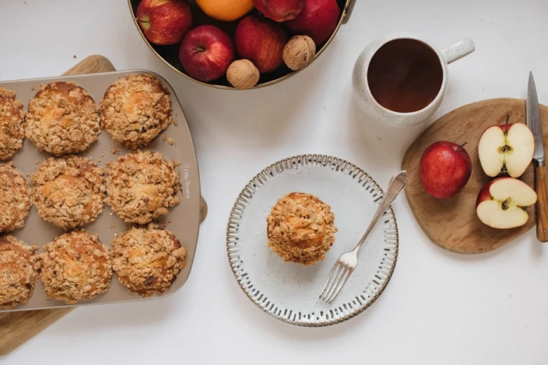 Zdravé muffiny s jablky a čerstvé ovoce na snídani.