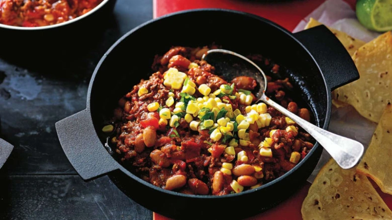 Mexické fazole s kukuřicí v hrnci připravené pro recept.