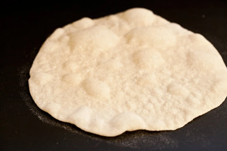 Domácí tortilla se vaří na suché ploché pánev.