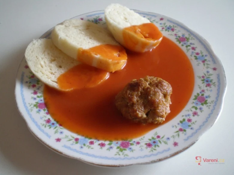 Tradiční rajska omacka s masovym koulkem na taliri.