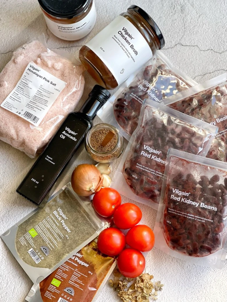 Ingredience pro polévku z červených fazolí včetně konzervovaných fazolí.