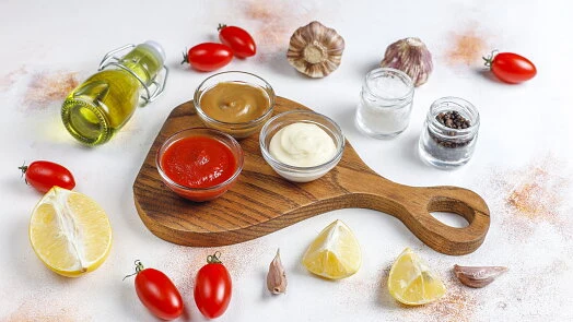 Ingredience pro těstovinové saláty: omáčky, rajčata, citrony, česnek.