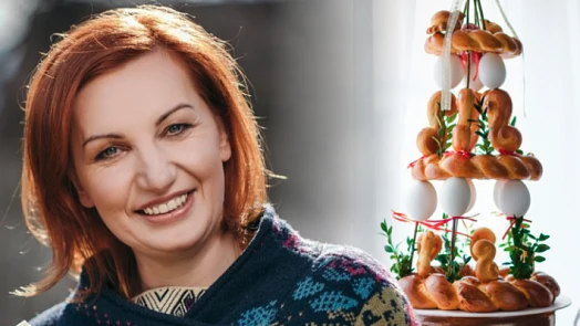 Žena s tradičním českým velikonočním mazanicem ozdobeným vejci