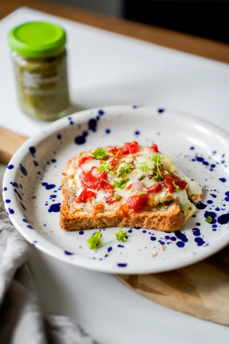 Zapečený toast s rajčatovou omáčkou a sýrem v misce.