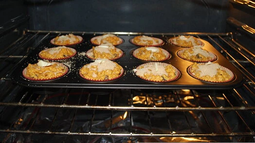 Muffiny se pečou v troubě jako součást receptu na jogurtovou bublaninu.