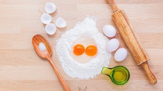 Suroviny na perníkovou buchtu: mouka, vejce, sůl, olej.