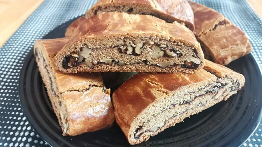 Na talíři jsou nakrájené žemlovky s ořechy a makem.