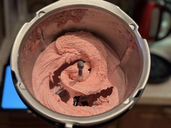 Růžová směs bezpečeného cheesecaku v mixéru během přípravy.
