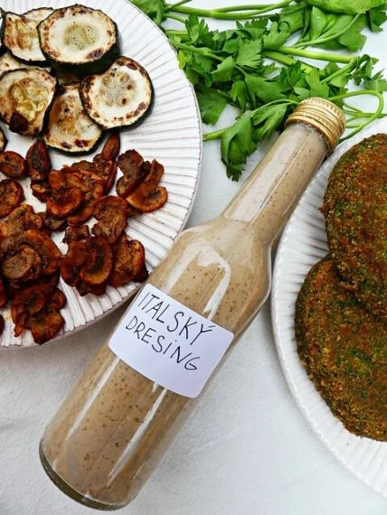 Sklenička italského dresinku s grilovanými zeleninovými kousky.
