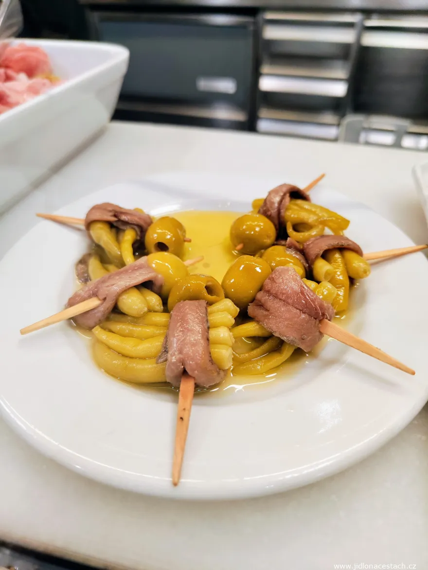 Španělské tapas s masem, olivami a paprikou na špejdlích.