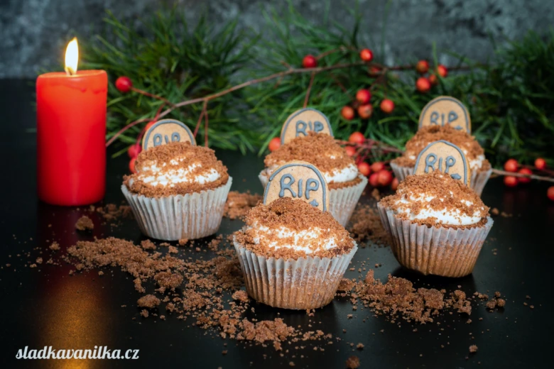 Čokoládové muffiny s bílým krémem a nápisem RIP na hrobkách.