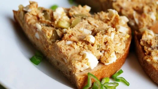 Škvarková pomazánka na toastu s vejcem a okurkou