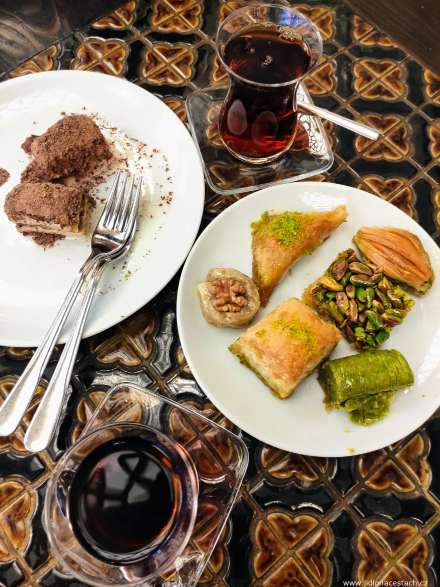 Turecké dezerty jako baklawa s čajem na stolu.
