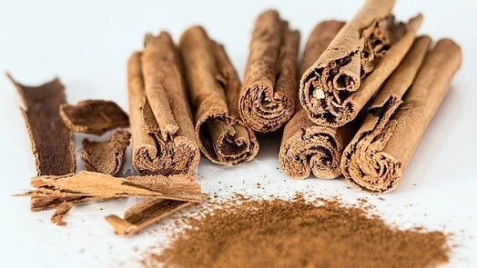 Cinnamon sticks and powder