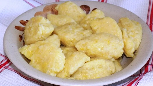 Použitý recept na halušky s brynzou v misce.