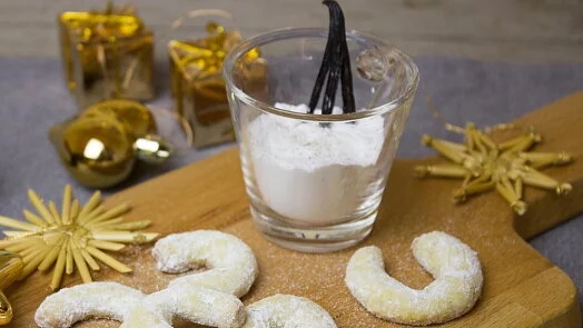 Vanilkové rohlíčky s cukrem, vanilkovými lusky a moukou na vánoční recept.