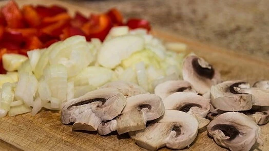 Nakrájené zelenina pro zapečené těstoviny: paprika, cibule a houby.