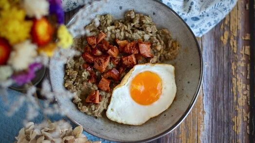 Pea porridge with egg and bacon