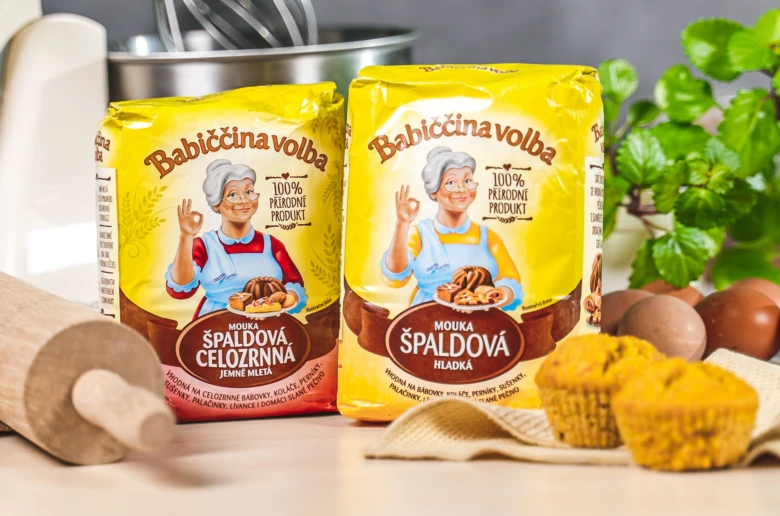 Dvě balení špaldové mouky s vejci a sušenkami na kuchyňském stole