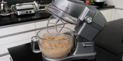 Stroj na míchání těsta pro bramboráky v kuchyni.