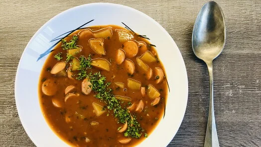 Mísa s tradiční frankfurtskou polévkou se špekáčky.