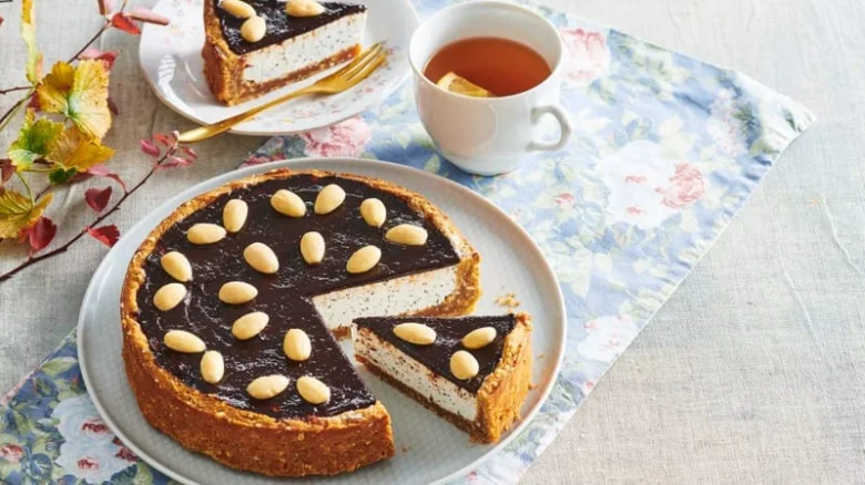 Celý nepečený tvarohový cheesecake s čokoládou a ořechy.