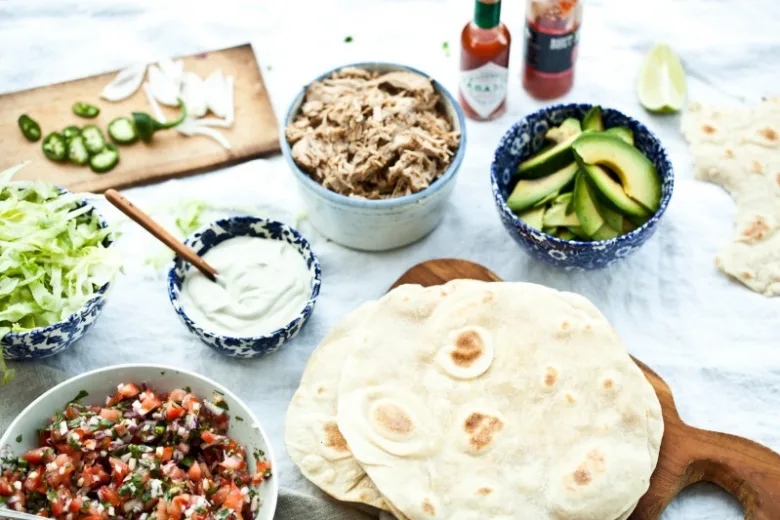 Suroviny pro jednoduché recept na tacos s tortillami.