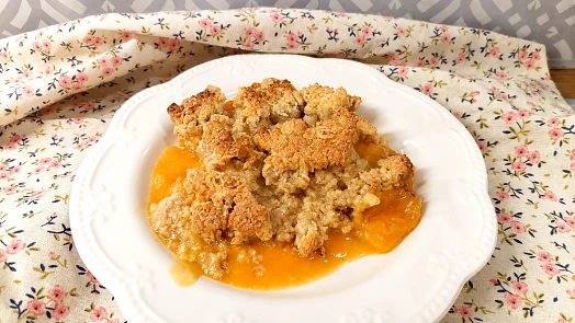 Peach cobbler with crumble topping