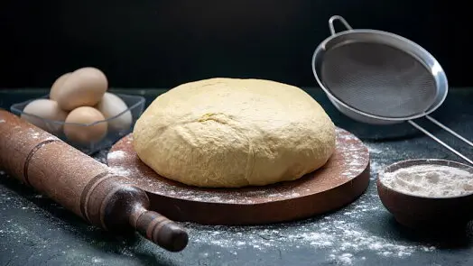 Kyslá těsto s vejci moukou válečkem sítem na pečení buchty