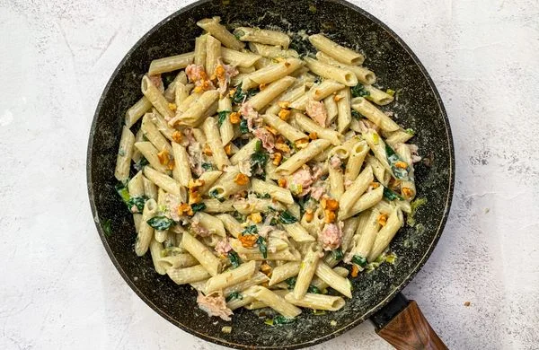 Pasta s baby špenátem, tuňákem a kukuricí v pánvi.