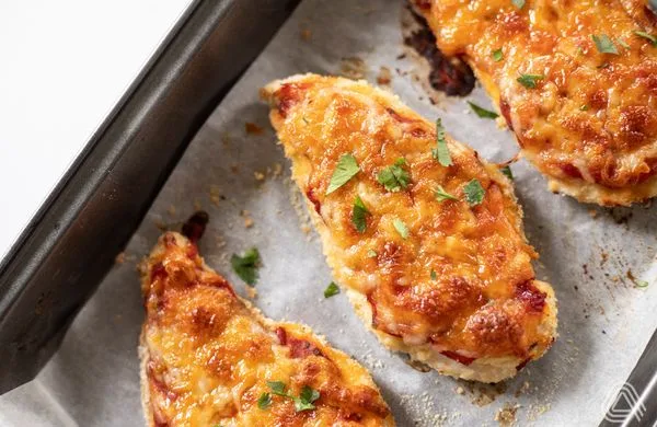 Zapečené kuřecí prsa sýrem v troubě nebo horkovzdušné fritéze.