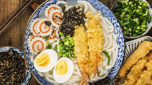 Japonská polévka ramen s chobotnicí, vejcem a mořskými řasami