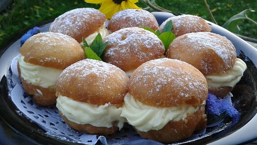 Filled doughnut pastries
