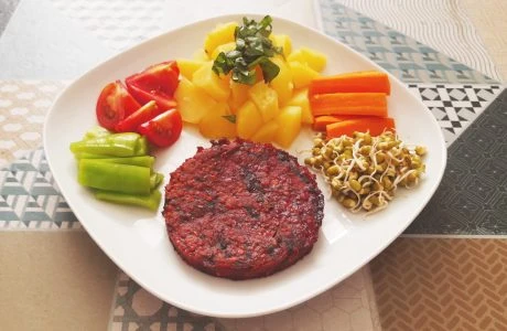 Jednoduchý vegetariánský talíř s bramborovou kuličkou bez masa.