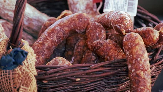 Klobásy v košíku jako součást receptu na zelňačku.