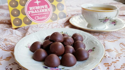 Rum pralinky with tea and box