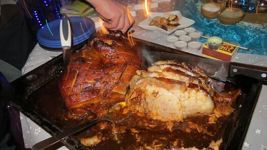 Pečené vepřové koleno s omáčkou na plechu.