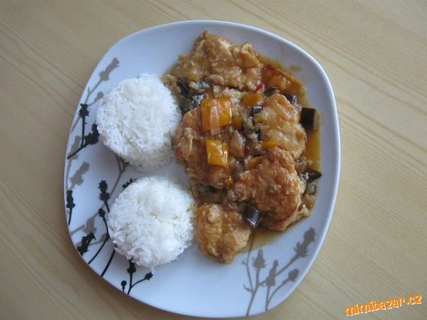 Jedna porce kuřecího curry s rýží na talíři.