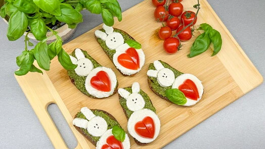 Mozzarella s rajčaty a bazalkou na chlebových kouscích