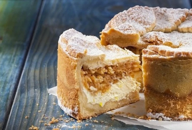 Fruit pie with cream filling