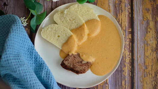 Roasted beef with sauce and bread