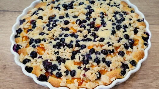 Blueberry crumble pie