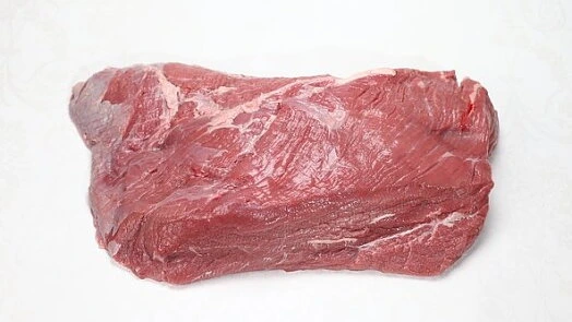 Surové hovězí maso pro recept na svíčkovou.